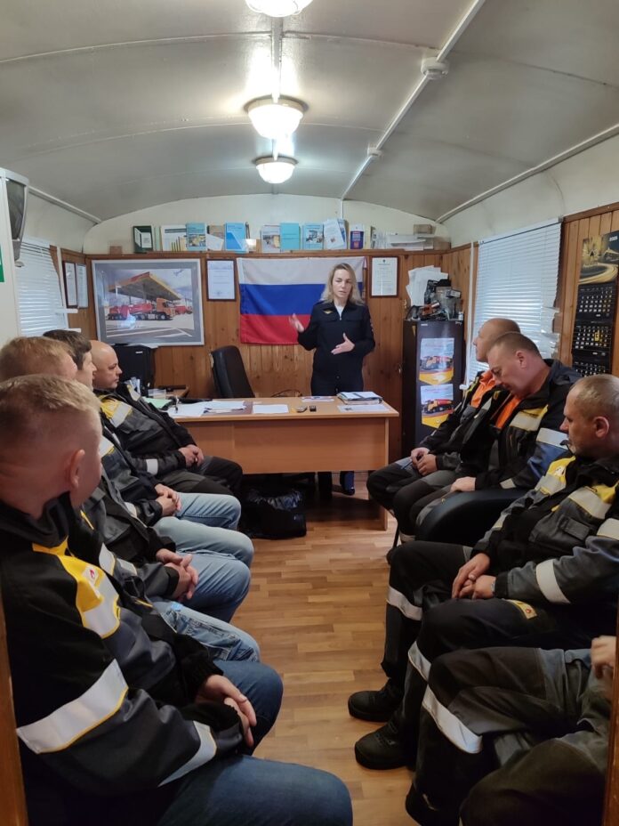 Сотрудники Госавтоинспеции напомнили водителям грузового транспорта о соблюдении ПДД Сотрудники Госавтоинспеции напомнили водителям грузового транспорта о соблюдении ПДД