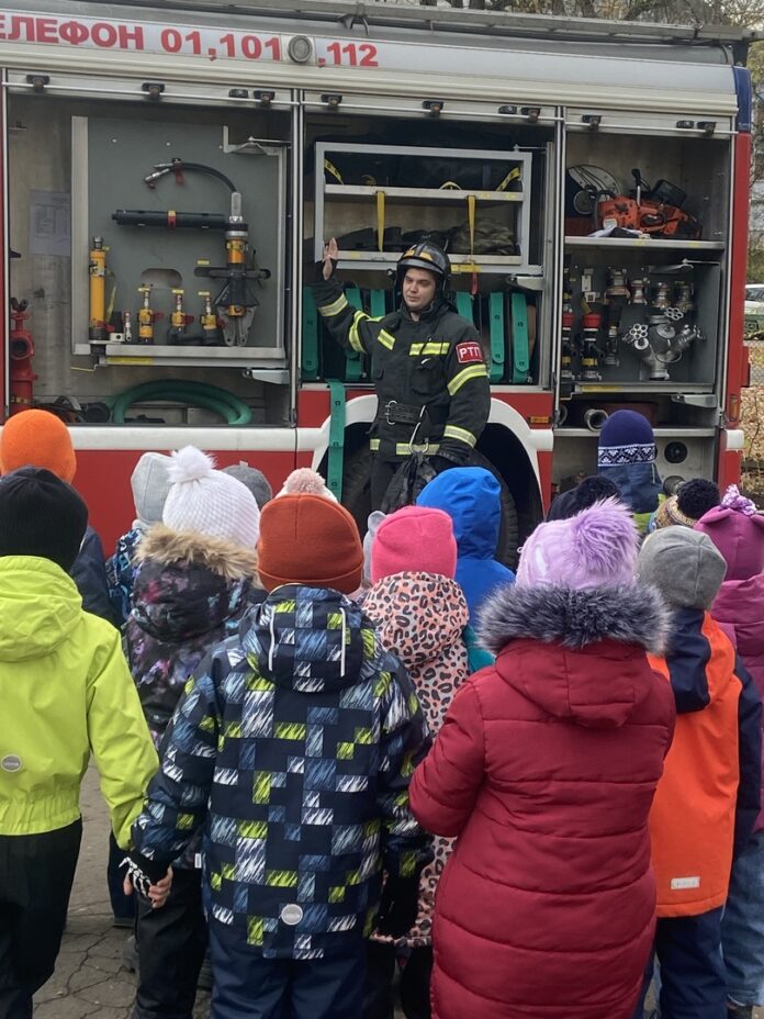 Подольские огнеборцы поведали дошкольникам о своей профессии