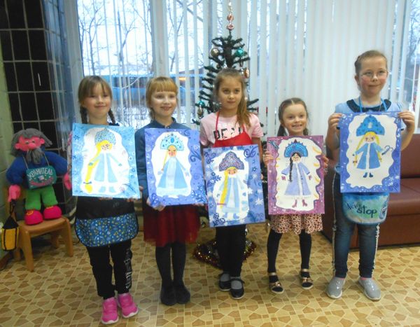 Учащиеся изостудии «Юные дарования» готовятся к предстоящим праздникам