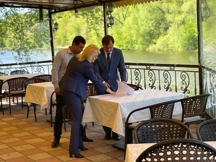 В округе проверили законность размещения летних кафе