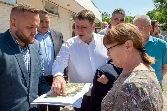 Глава Подольска проверил работы в сквере Защитников Родины Глава Подольска проверил работы в сквере Защитников Родины