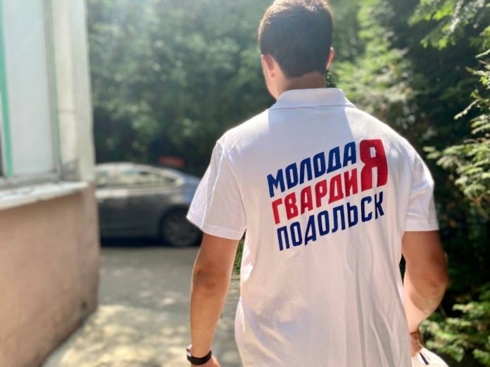 Молодогвардейцы передали вещи в пункт сбора на территории МОКиТ