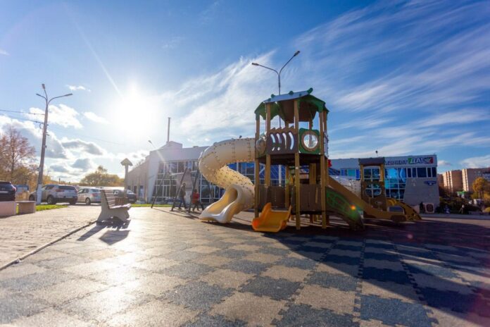 За ДК «Машиностроитель» в Подольске открылась новая детская площадка За ДК «Машиностроитель» в Подольске открылась новая детская площадка