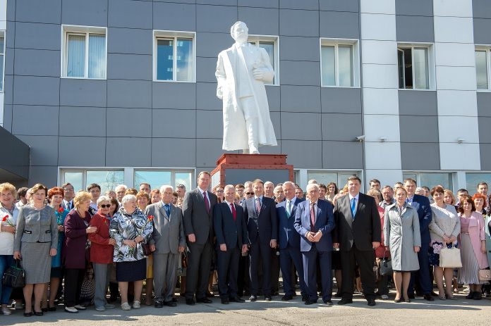 Отреставрированный памятник Серго Орджоникидзе установлен на территории Подольского машиностроительного завода