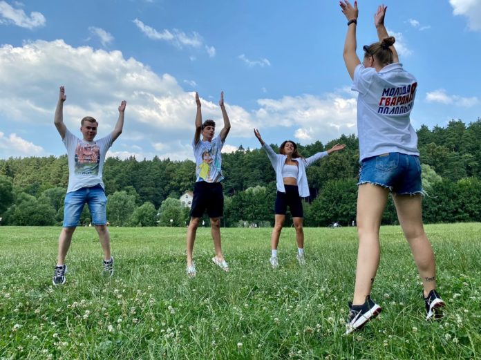 Акцию «Здравые выходные» в Дубровицах запустили активисты Молодой Гвардии Акцию «Здравые выходные» в Дубровицах запустили активисты Молодой Гвардии