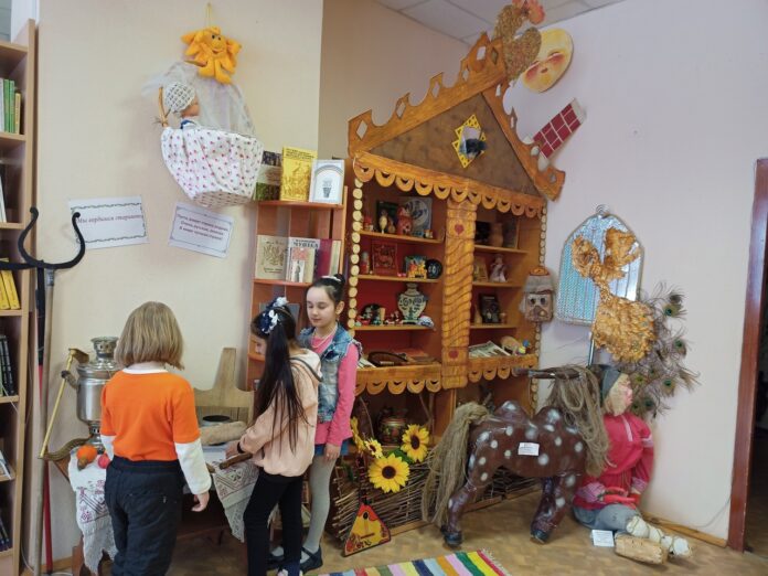 В климовской библиотеке оформлены выставки “Родная старина” и “Веселые матрешки” В климовской библиотеке оформлены выставки “Родная старина” и “Веселые матрешки”