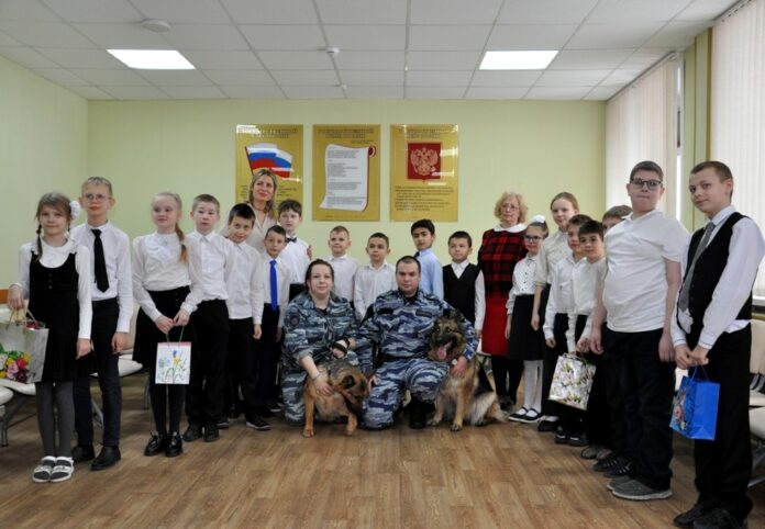 В Подольске полицейские провели акцию «Знакомство с кинологами» для школьников В Подольске полицейские провели акцию «Знакомство с кинологами» для школьников