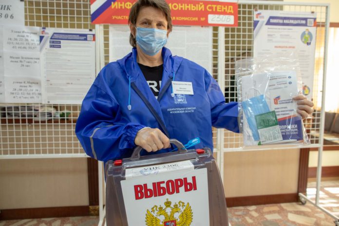 Процедура голосования по вопросу изменений в Конституцию РФ на дому сопровождается строгими санитарными мерами Процедура голосования по вопросу изменений в Конституцию РФ на дому сопровождается строгими санитарными мерами