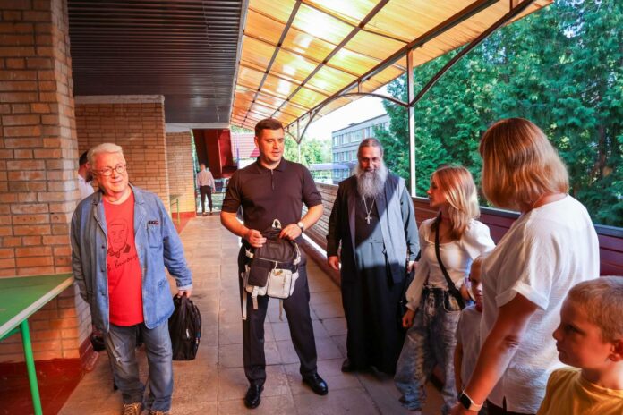 Поддержать жителей Курской области, временно размещенных в Подольске, приехал Владимир Винокур Поддержать жителей Курской области, временно размещенных в Подольске, приехал Владимир Винокур