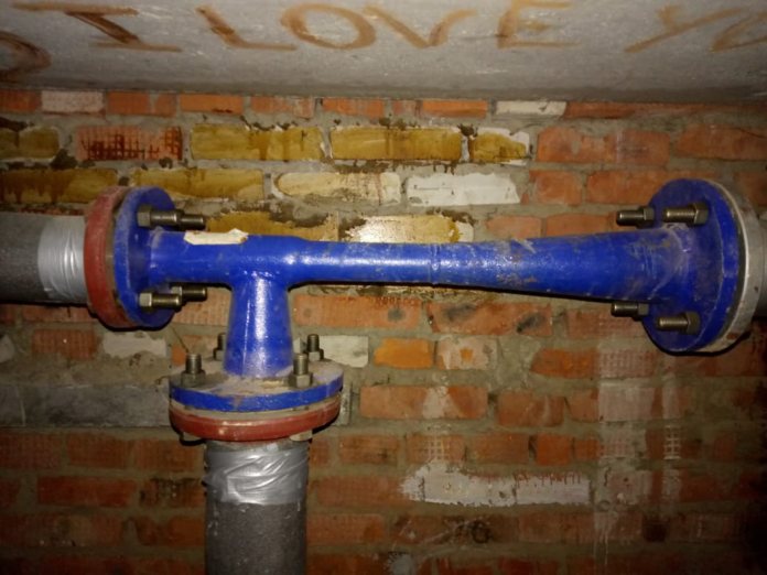 Сотрудники ООО «УК Дубровицы» выполнили работы по восстановлению теплоизоляции на трубах Сотрудники ООО «УК Дубровицы» выполнили работы по восстановлению теплоизоляции на трубах