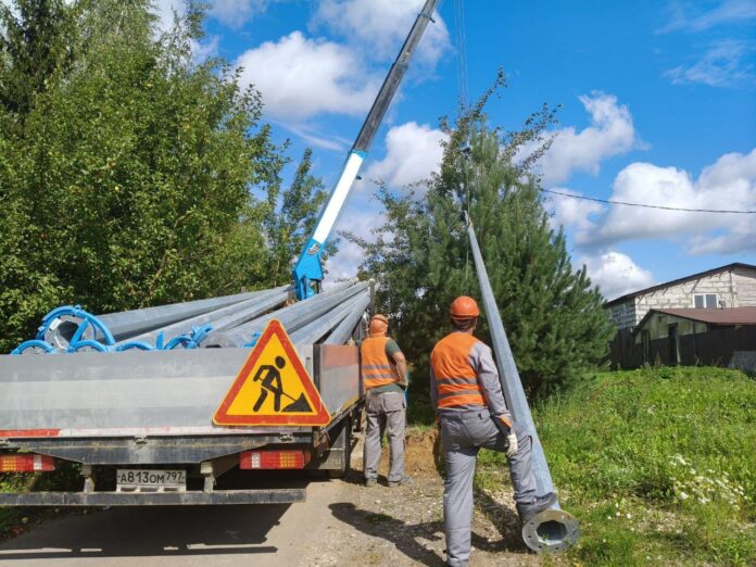 Линию наружного освещения проводят у дороги от деревни Акишово до поселка Кузнечики