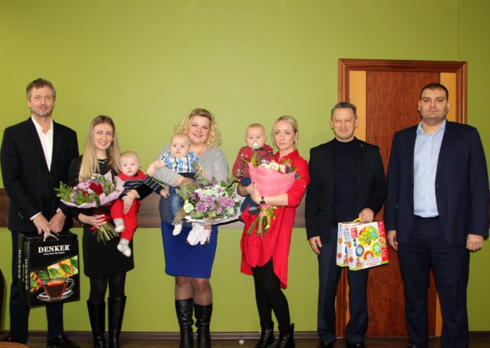 Сотрудниц полиции  поздравили с Днем Матери руководство и общественники Сотрудниц полиции  поздравили с Днем Матери руководство и общественники