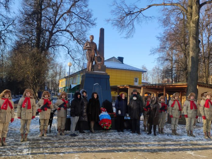 В Городском округе Подольск возложили цветы и венки к памятникам и монументам 5 декабря В Городском округе Подольск возложили цветы и венки к памятникам и монументам 5 декабря