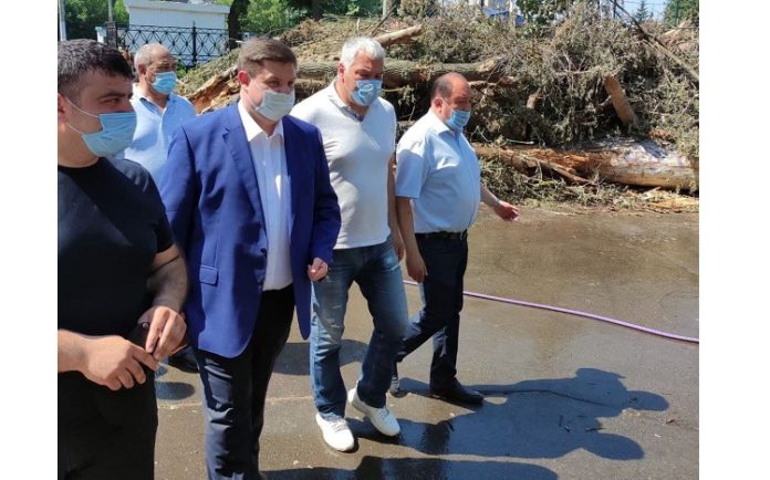 Глава округа проконтролировал ход работ по реконструкции парка им. В.Талалихина