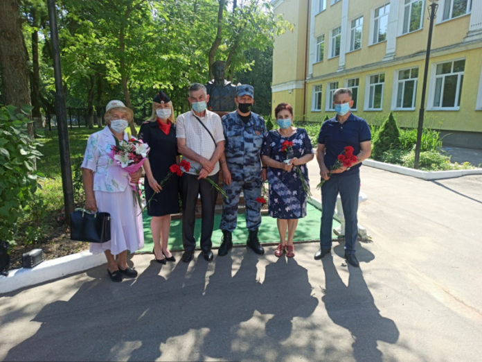 Сотрудники УМВД России по г.о. Подольск совместно с общественниками почтили память Героя России Александра... Сотрудники УМВД России по г.о. Подольск совместно с общественниками почтили память Героя России Александра...