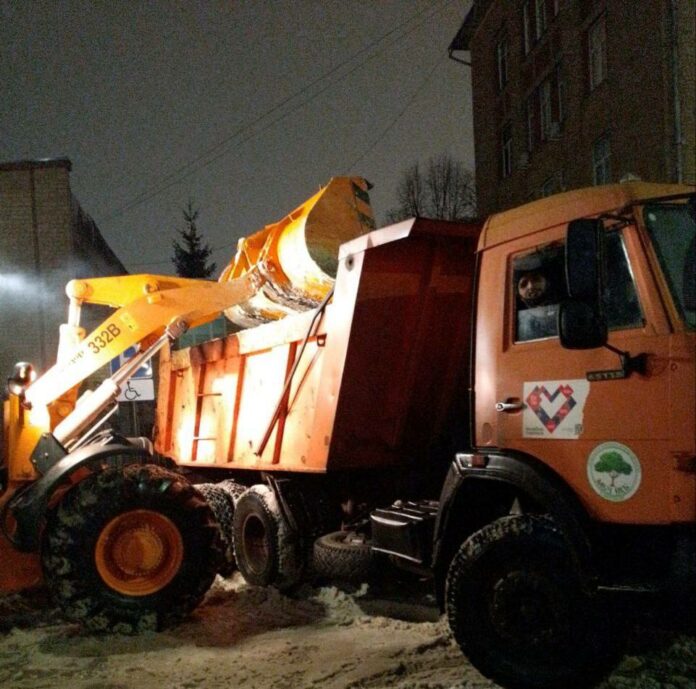 В ночь на 31 января с улиц вывезено более 800 кубометров снега В ночь на 31 января с улиц вывезено более 800 кубометров снега