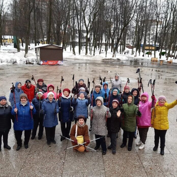 В парке им. В. Талалихина проходят тренировки по скандинавской ходьбе В парке им. В. Талалихина проходят тренировки по скандинавской ходьбе