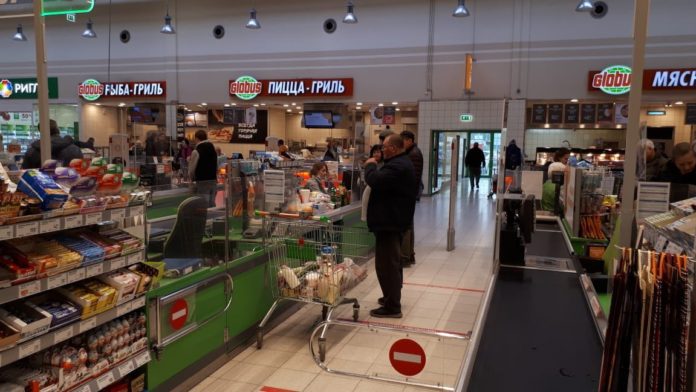 В магазинах Большого Подольска начата работа по нанесению разметки для соблюдения покупателями социальной дистанции