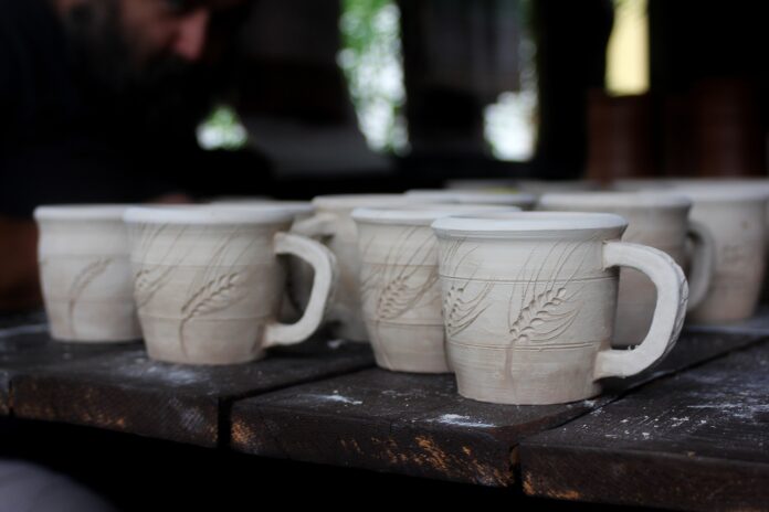 Студия керамики “Калина” проводит индивидуальные и групповые мастер-классы по различным техникам лепки из глины