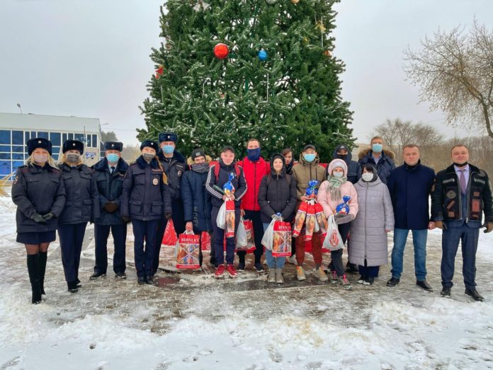 Полицейские провели благотворительную акцию «Новогоднее чудо» в Подольске