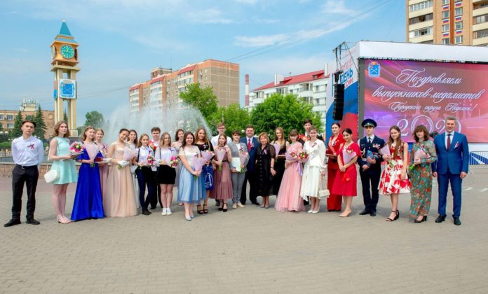 Глава муниципалитета Николай Пестов вручил медали «За особые успехи в учении» подольским выпускникам 12...