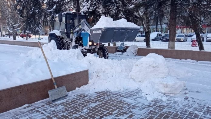 В Климовске продолжаются работы по уборке снега В Климовске продолжаются работы по уборке снега