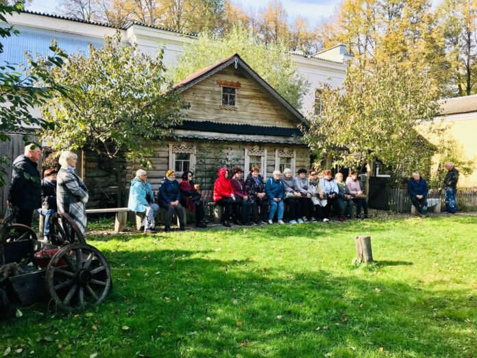 Экскурсионная фольклорно-игровая программа “За околицей” прошла в “Русском музее обрядов и быта” Экскурсионная фольклорно-игровая программа “За околицей” прошла в “Русском музее обрядов и быта”