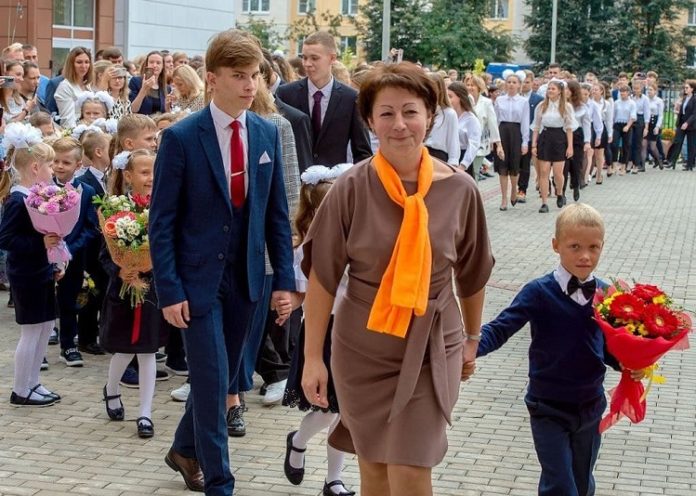 Глава округа принял участие в торжественной линейке, прошедшей в Гимназии имени Подольских курсантов микрорайона... Глава округа принял участие в торжественной линейке, прошедшей в Гимназии имени Подольских курсантов микрорайона...