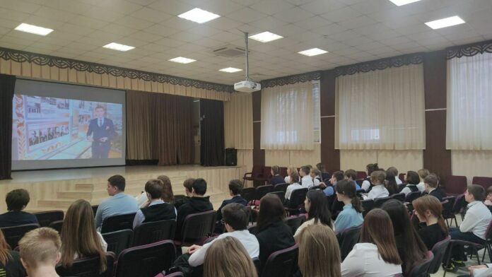 Педагог из Подольска провел открытый онлайн-урок о Битве за Москву для школьников Подмосковья