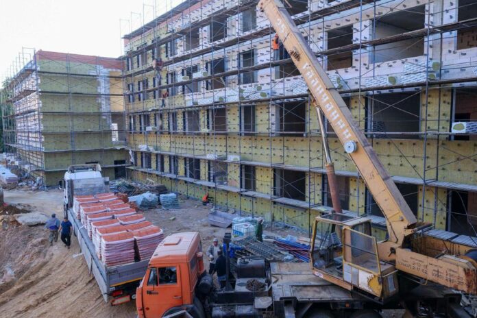 В Подольске на Народной улице продолжается строительство школьной пристройки на 580 мест