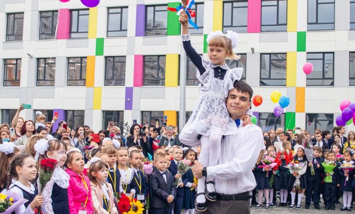 На Армейском проезде микрорайона Кузнечики открылась новая школа На Армейском проезде микрорайона Кузнечики открылась новая школа