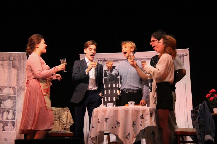 Показ спектакля “Дорогая Елена Сергеевна” прошел в КПЦ “Дубровицы”