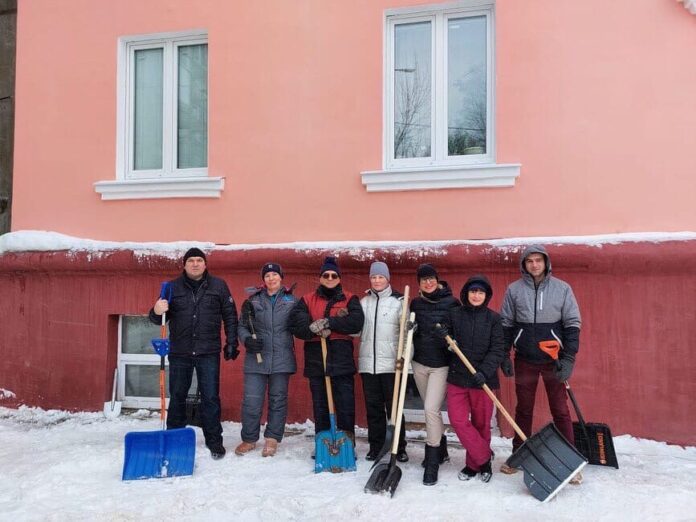 Климовчане объединились для уборки своих дворов от снега Климовчане объединились для уборки своих дворов от снега