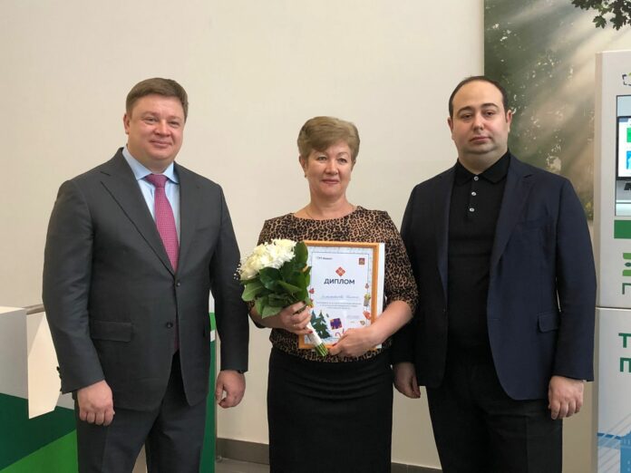 Сотрудница подольской школы получила награду от «РТ-Инвест» за сбор тары через фандомат Сотрудница подольской школы получила награду от «РТ-Инвест» за сбор тары через фандомат