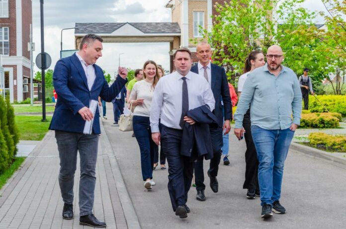 Глава муниципалитета Дмитрий Жариков проверил своевременность решения проблем в ЖК «Каскад-парк» Глава муниципалитета Дмитрий Жариков проверил своевременность решения проблем в ЖК «Каскад-парк»