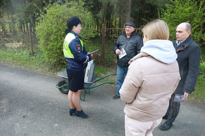 В праздничные дни  сотрудники Госавтоинспекции г.о. Подольск проводят  профилактические беседы по безопасности... В праздничные дни  сотрудники Госавтоинспекции г.о. Подольск проводят  профилактические беседы по безопасности...
