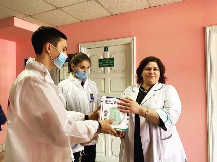 Молодогвардейцы Большого Подольска поздравили работников скорой медицинской помощи с профессиональным праздником Молодогвардейцы Большого Подольска поздравили работников скорой медицинской помощи с профессиональным праздником