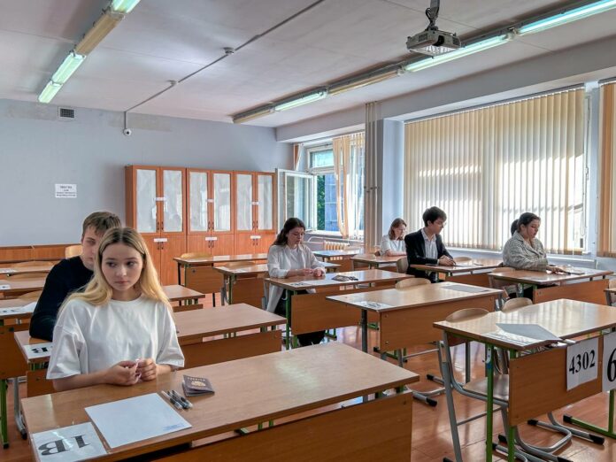 Более 1 000 выпускников сдали ЕГЭ по обществознанию и физике в Подольске Более 1 000 выпускников сдали ЕГЭ по обществознанию и физике в Подольске