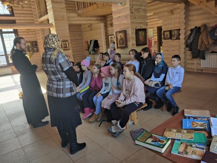 В воскресной школе Кирилло-Мефодиевского храма прошел открытый урок, посвященный Дню православной книги В воскресной школе Кирилло-Мефодиевского храма прошел открытый урок, посвященный Дню православной книги