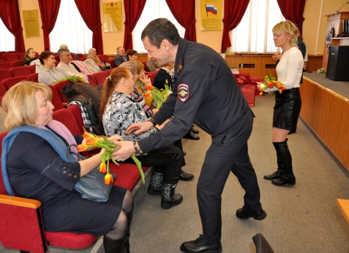 В Подольске полицейские поздравили вдов и матерей сотрудников, погибших при исполнении служебного долга В Подольске полицейские поздравили вдов и матерей сотрудников, погибших при исполнении служебного долга