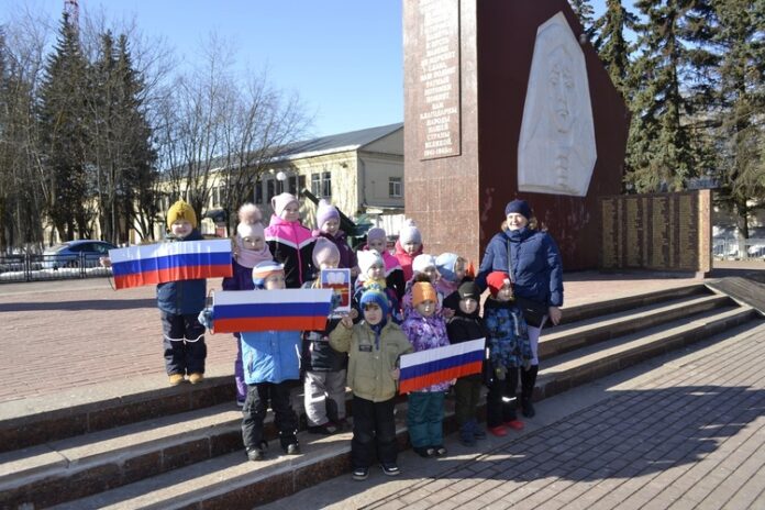 Для воспитанников детского сада “Колокольчик” провели пешеходную экскурсию  “Климовск – Родина моя”
