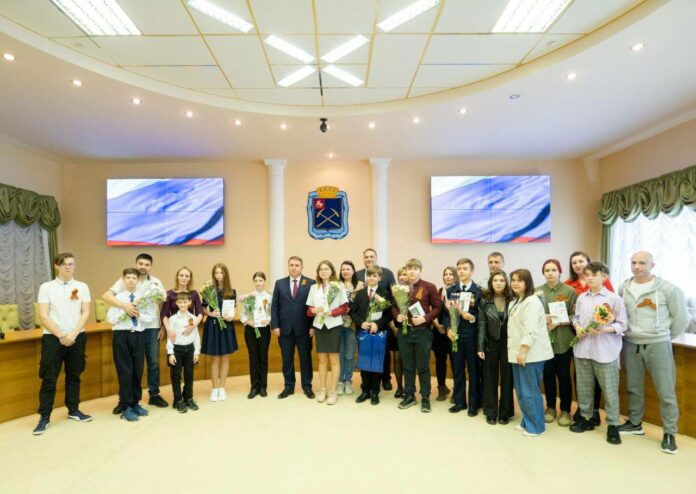 В преддверии Дня Победы Дмитрий Жариков вручил паспорта подольским школьникам В преддверии Дня Победы Дмитрий Жариков вручил паспорта подольским школьникам