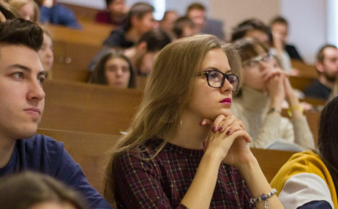 В высших учебных заведениях Подмосковья возобновляется очное обучение