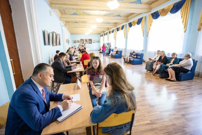 «Выездная администрация» ответила на вопросы жителей микрорайона Центральный «Выездная администрация» ответила на вопросы жителей микрорайона Центральный