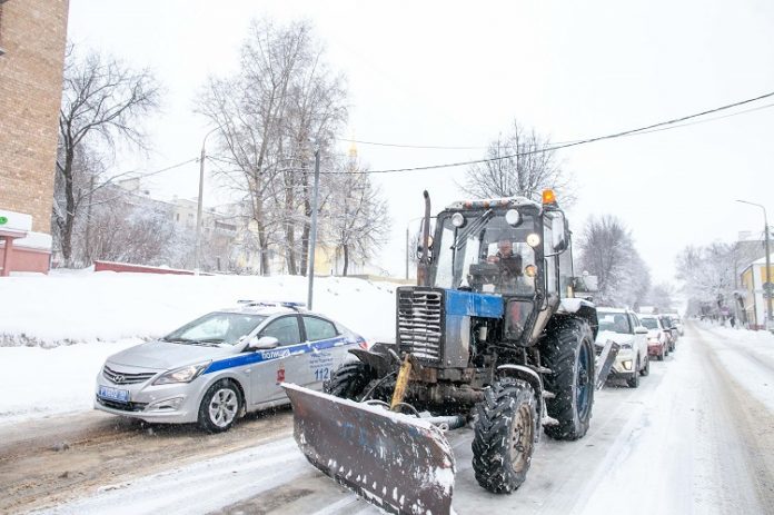 В Большом Подольске продолжают устранять последствия снегопада