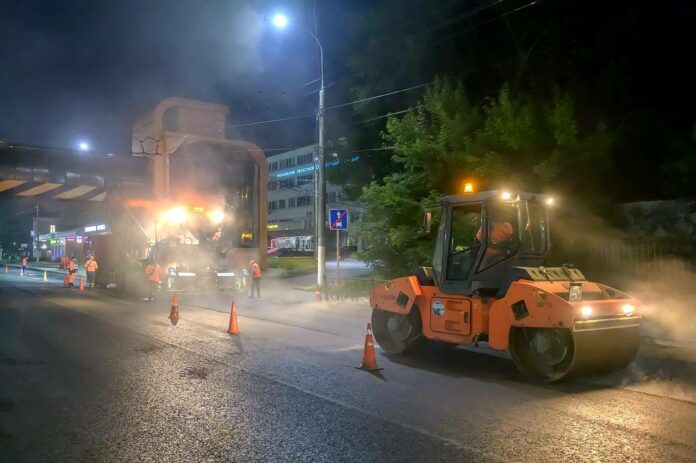 Продолжается замена асфальта на Матросской улице Продолжается замена асфальта на Матросской улице