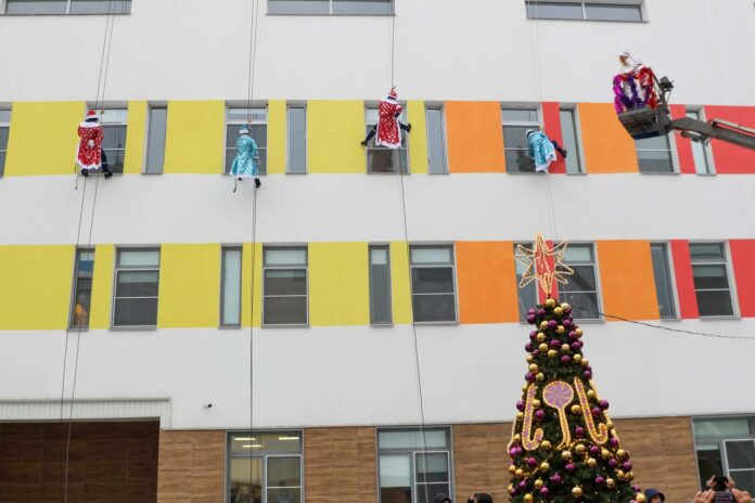 Пациентов ФДРЦ «Кораблик» в Подольске поздравил новогодний десант Пациентов ФДРЦ «Кораблик» в Подольске поздравил новогодний десант