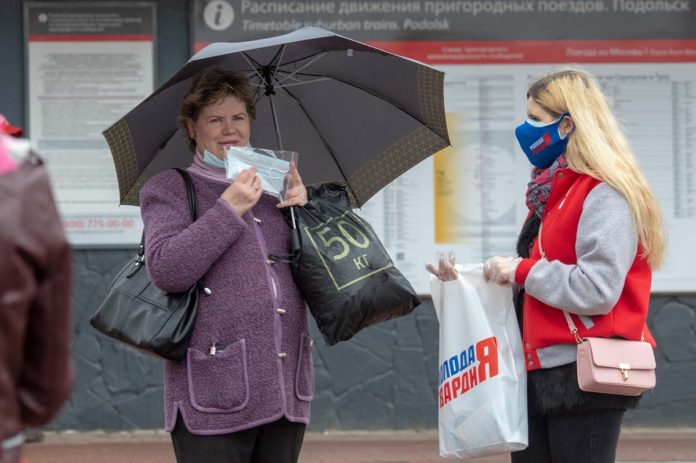 Информируем подольчан: молодогвардейцы начали бесплатно раздавать маски в Большом Подольске