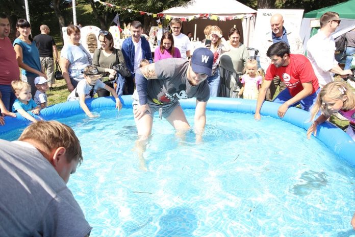 Рыболов из столицы поймал “золотую рыбку” на фестивале “Славянское подворье” в Подольске Рыболов из столицы поймал “золотую рыбку” на фестивале “Славянское подворье” в Подольске