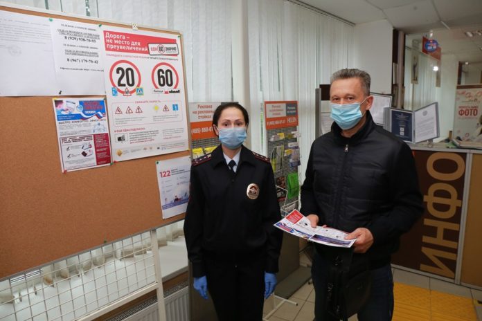 Полицейские и общественники в Подольске провели акцию «Госуслуги — это просто, быстро и доступно!» Полицейские и общественники в Подольске провели акцию «Госуслуги — это просто, быстро и доступно!»